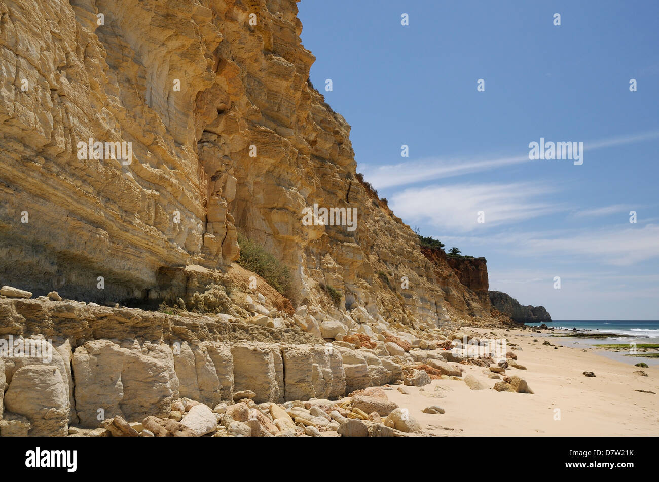 Verwittert, geschichtete Sandsteinfelsen an der Praia Mos, Lagos, Algarve, Portugal Stockfoto