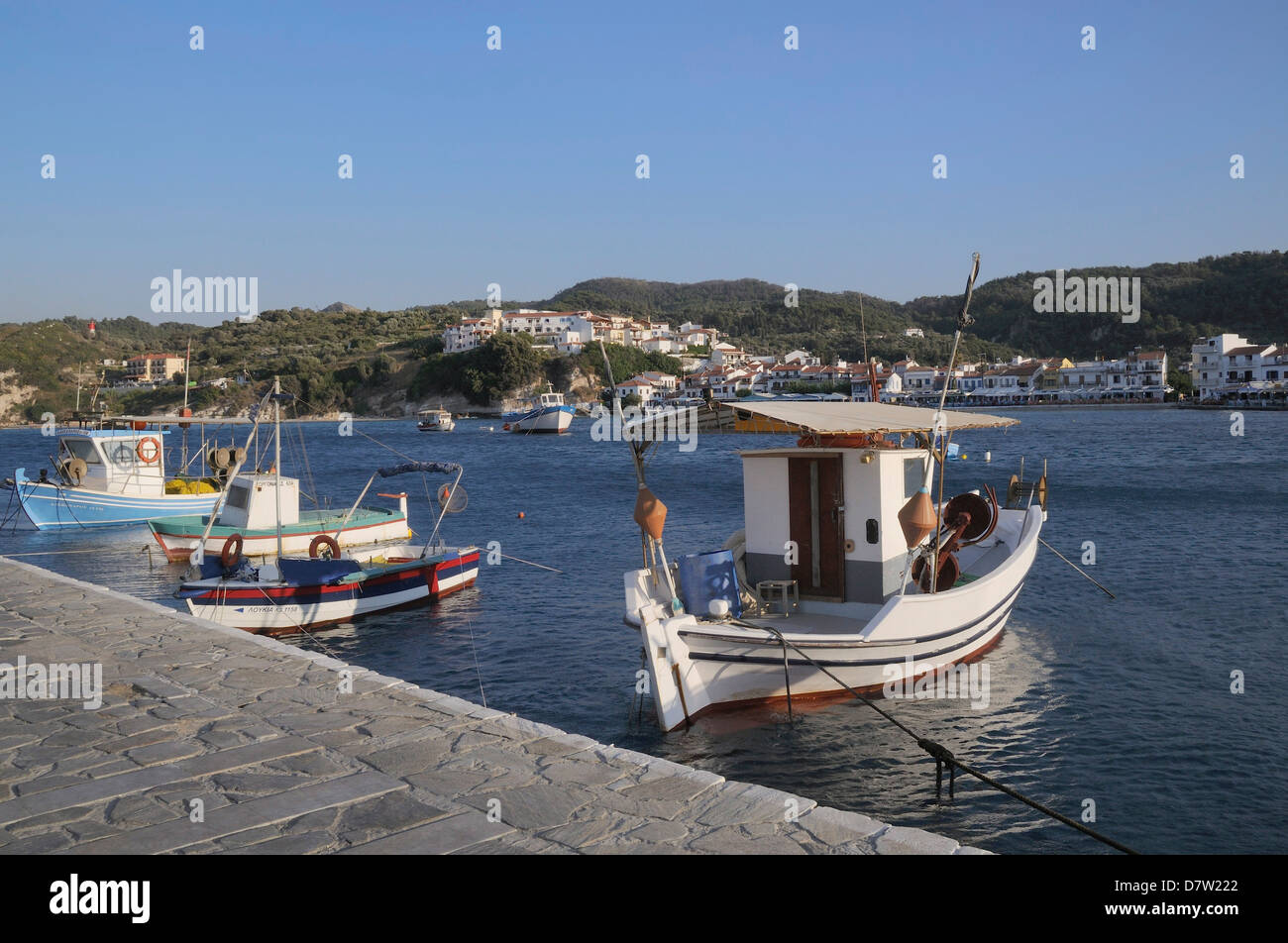 Angelboote/Fischerboote vertäut im Hafen von Kokkari, Samos, östliche Sporaden, griechische Inseln, Griechenland Stockfoto