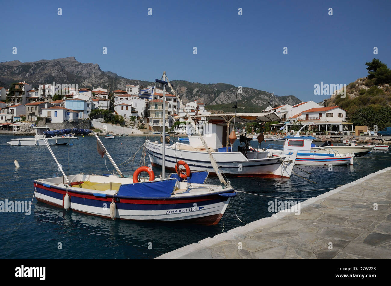 Angelboote/Fischerboote vertäut im Hafen von Kokkari, Samos, östliche Sporaden, griechische Inseln, Griechenland Stockfoto