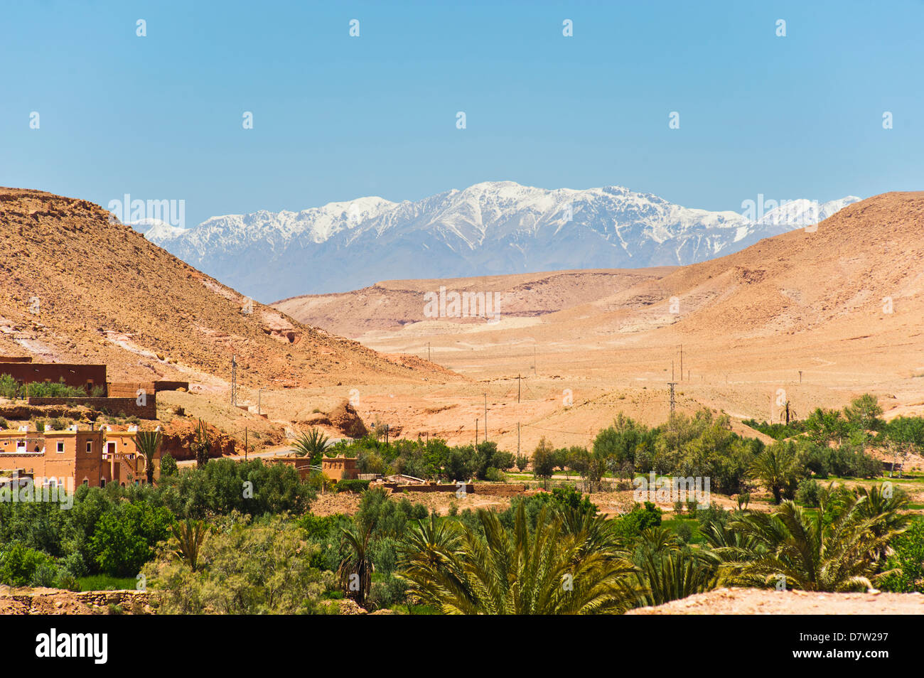 Schneebedeckte Atlasgebirge von Kasbah Ait Ben Haddou, in der Nähe von Ouarzazate, Marokko, Nordafrika Stockfoto
