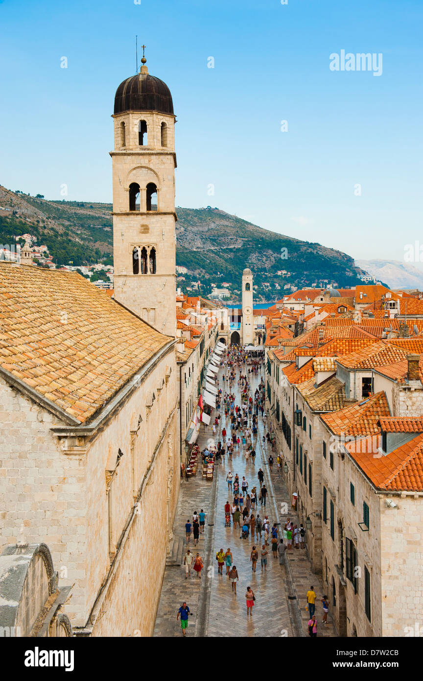 Altstadt von Dubrovnik, Stradun, Franziskaner-Kloster und Stadt Glockenturm, UNESCO-Weltkulturerbe, Dubrovnik, Kroatien Stockfoto