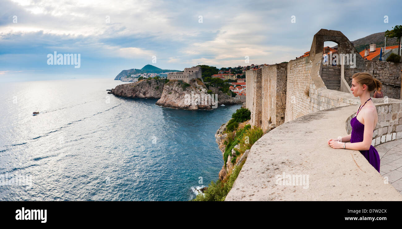 Touristen auf Dubrovnik Stadtmauer mit Festung Lovrijenac in den Hintergrund, Dubrovnik, Dalmatien, Adria, Kroatien Stockfoto