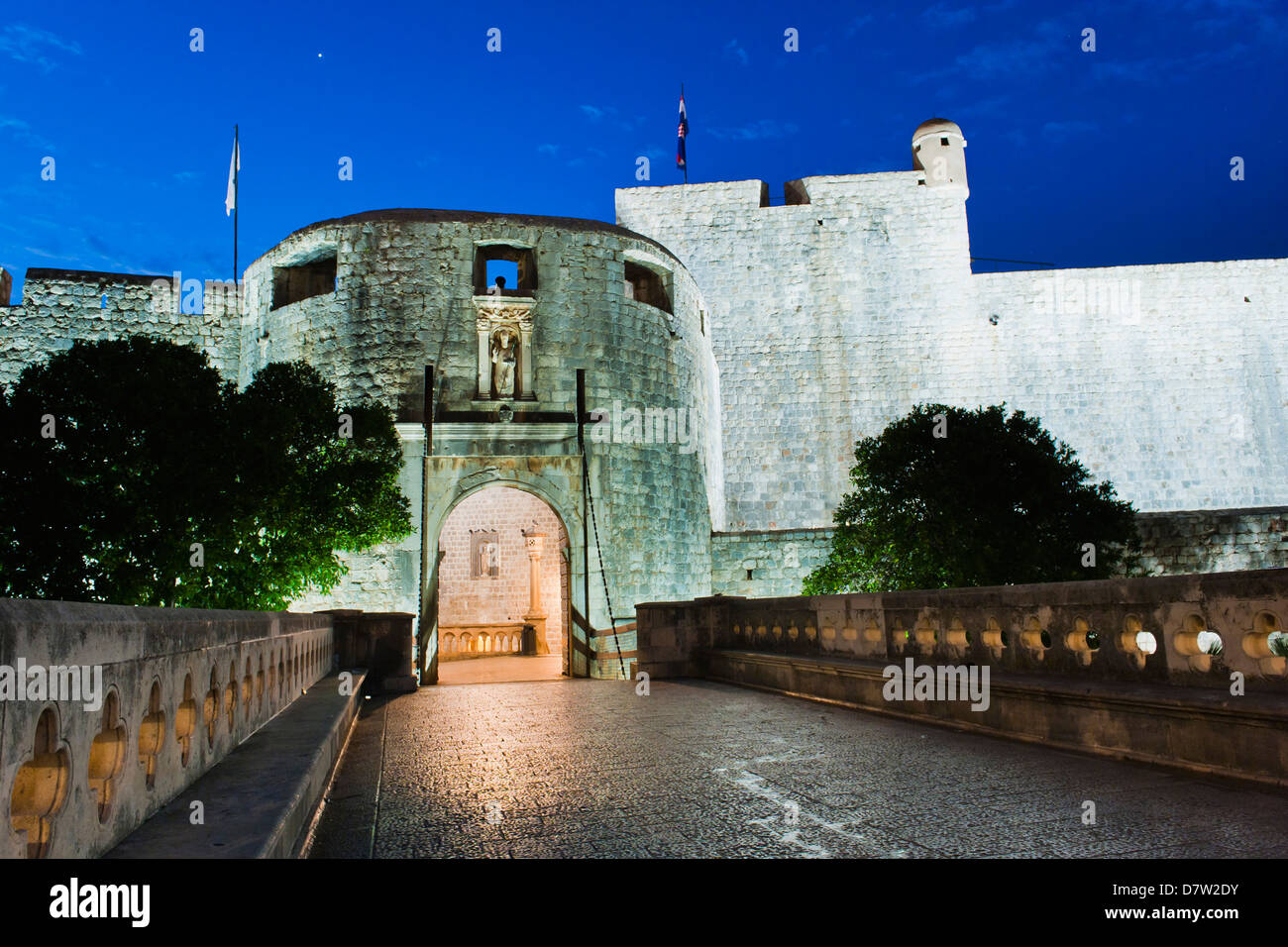 Pile-Tor in der Nacht, den Eingang zur Altstadt von Dubrovnik, Dubrovnik, Kroatien Stockfoto