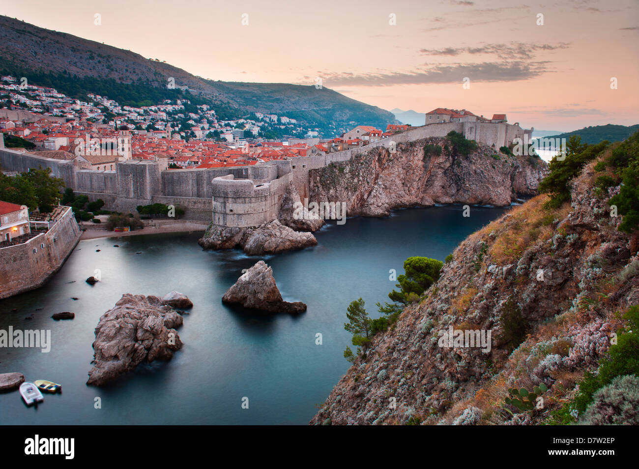 Dubrovnik und die Stadtmauern bei Sonnenaufgang, von Festung Lovrijenac, Dubrovnik, Dalmatien, Adria, Kroatien Stockfoto