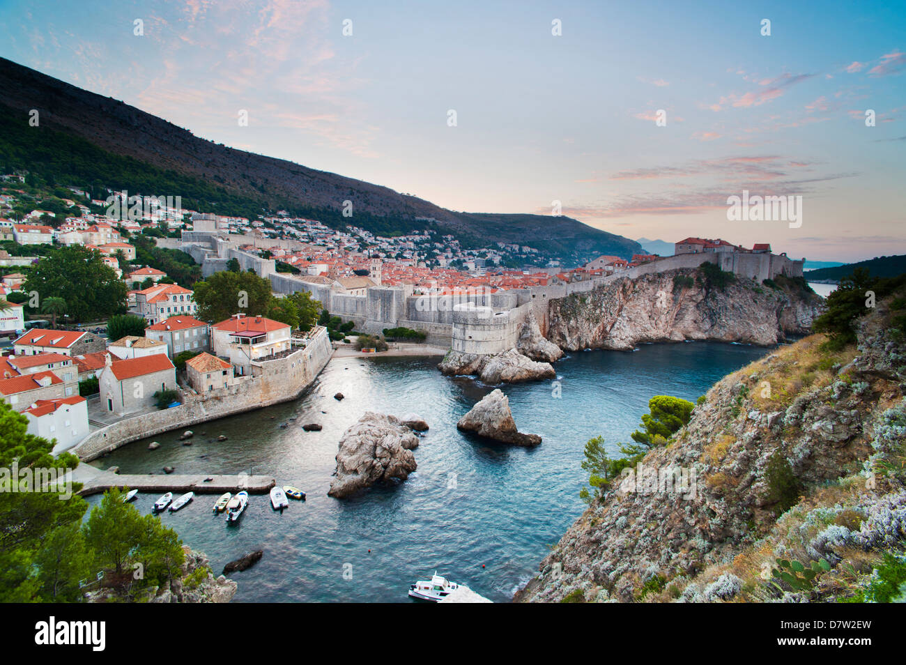 Altstadt von Dubrovnik und die Stadtmauern bei Sonnenaufgang, von Festung Lovrijenac, Dubrovnik, Dalmatien, Adria, Kroatien Stockfoto