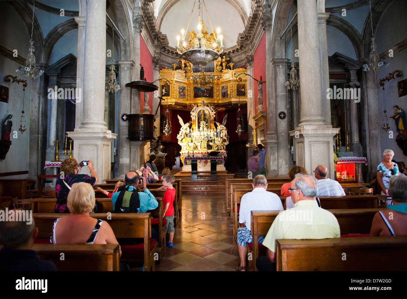 Touristen in der Kirche des Hl. Blasius, Dubrovnik Altstadt, UNESCO-Weltkulturerbe, Dubrovnik, Kroatien Stockfoto