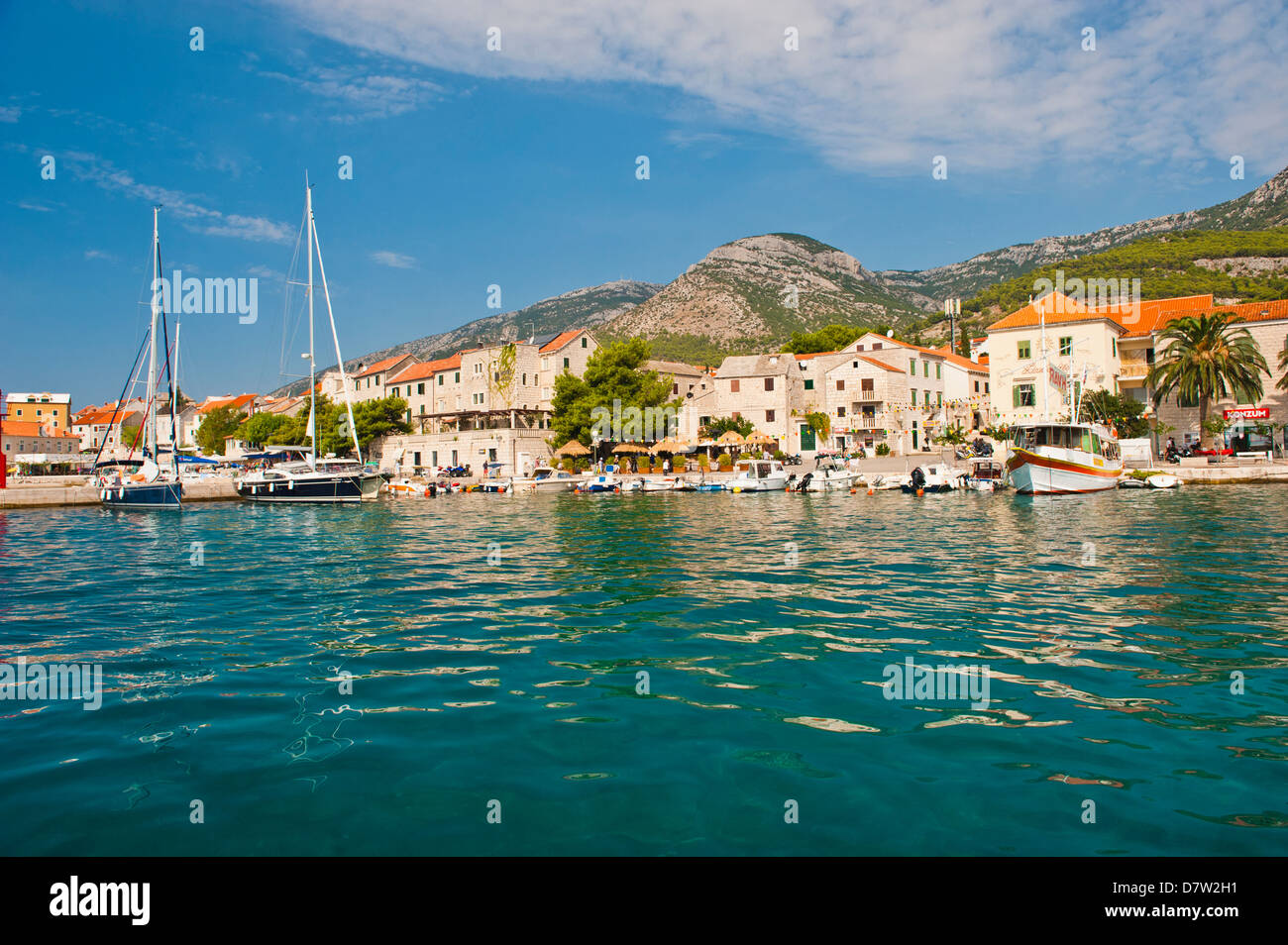 Bol-Stadt und der Kristall klare Adriatische Meer vor der Insel Brac, Dalmatien, Adria, Kroatien Stockfoto