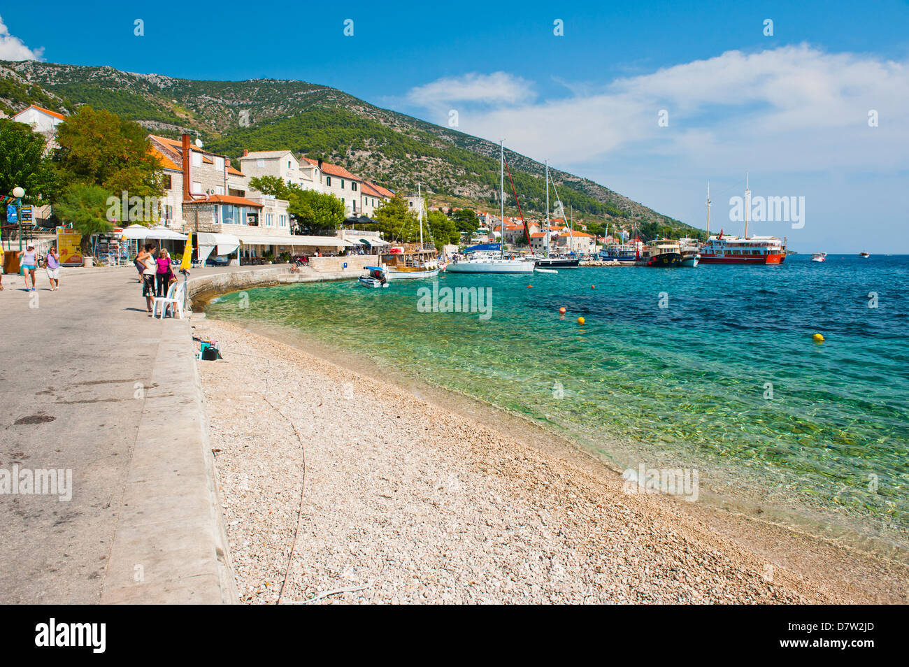 Bol-Stadt und der Kristall klar, Adria, Insel Brac, Dalmatien, Kroatien Stockfoto