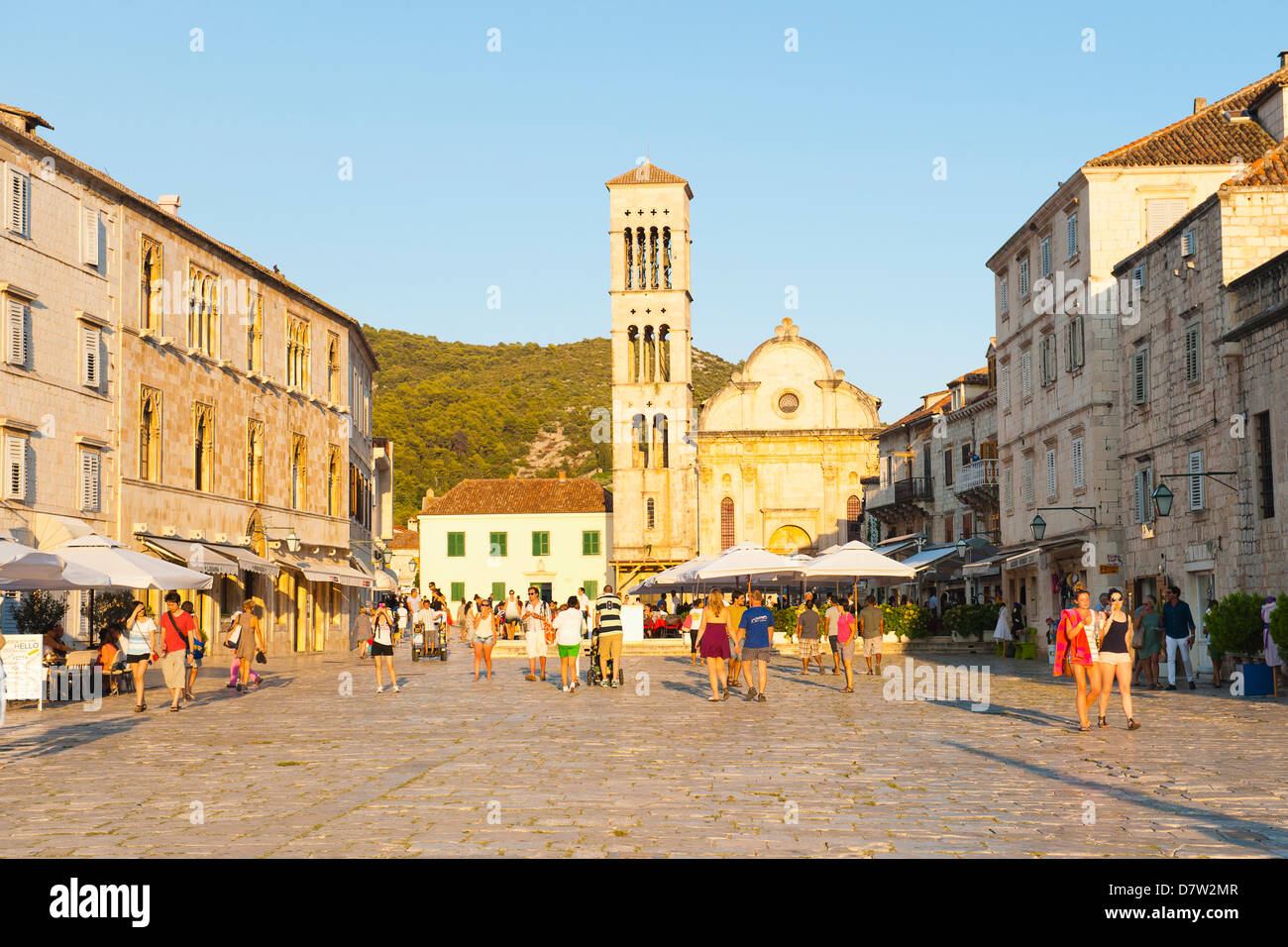 Touristen im Urlaub in St. Stephens Square, Stadt Hvar, Insel Hvar, Dalmatien, Kroatien Stockfoto