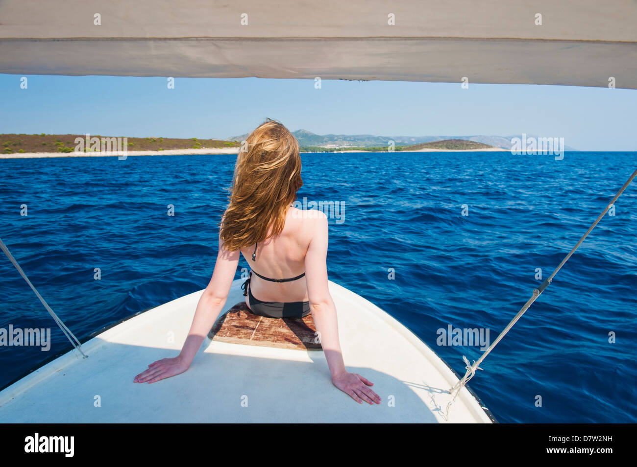 Touristen im Urlaub auf einem Boot in die Pakleni Inseln (Paklinski Inseln), Insel Hvar, Dalmatien, Adria, Kroatien Stockfoto