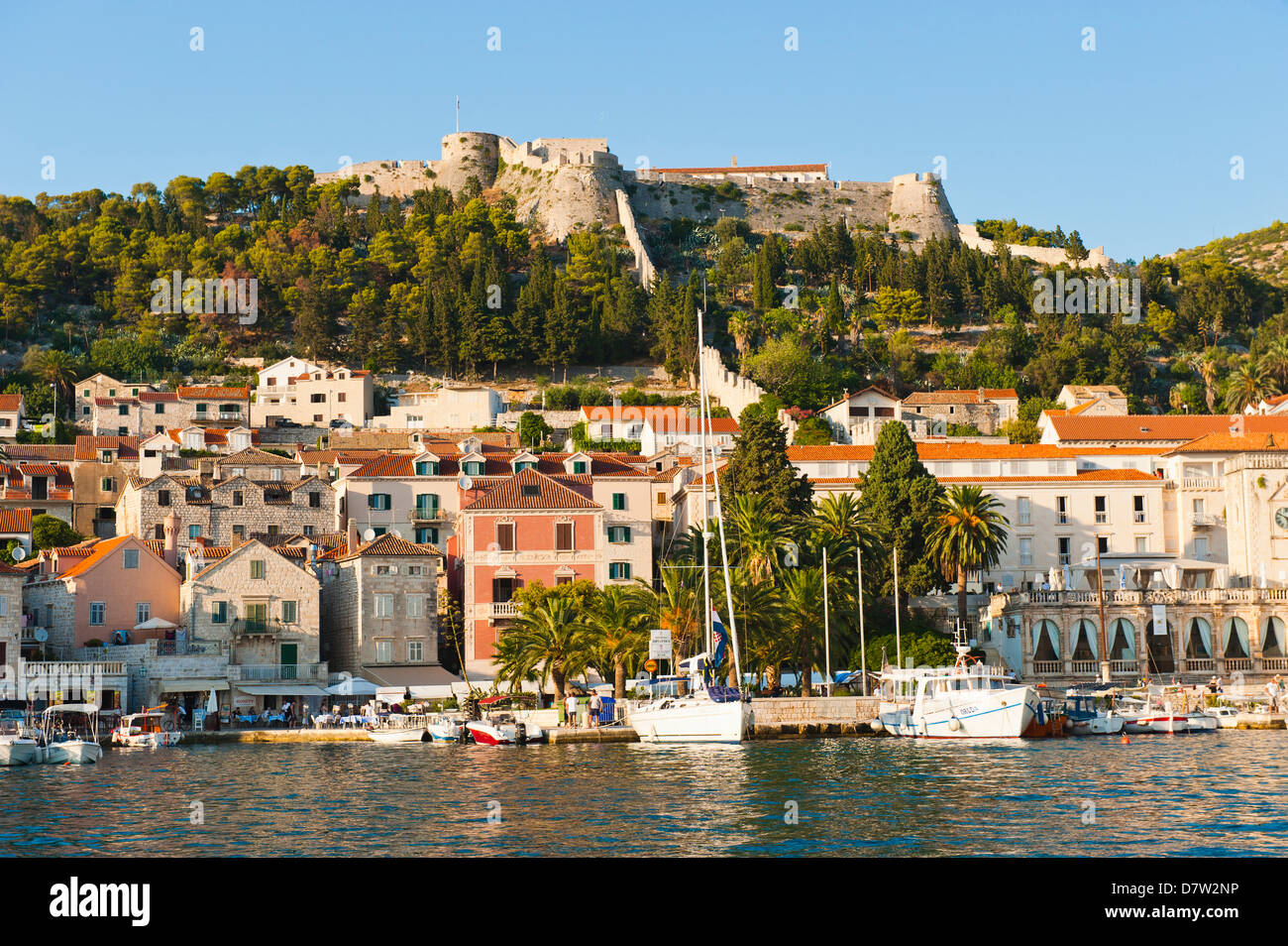 Stadt Hvar und Fortica (Spanisch Fort), gesehen aus der Adria, Insel Hvar, Dalmatien, Kroatien Stockfoto