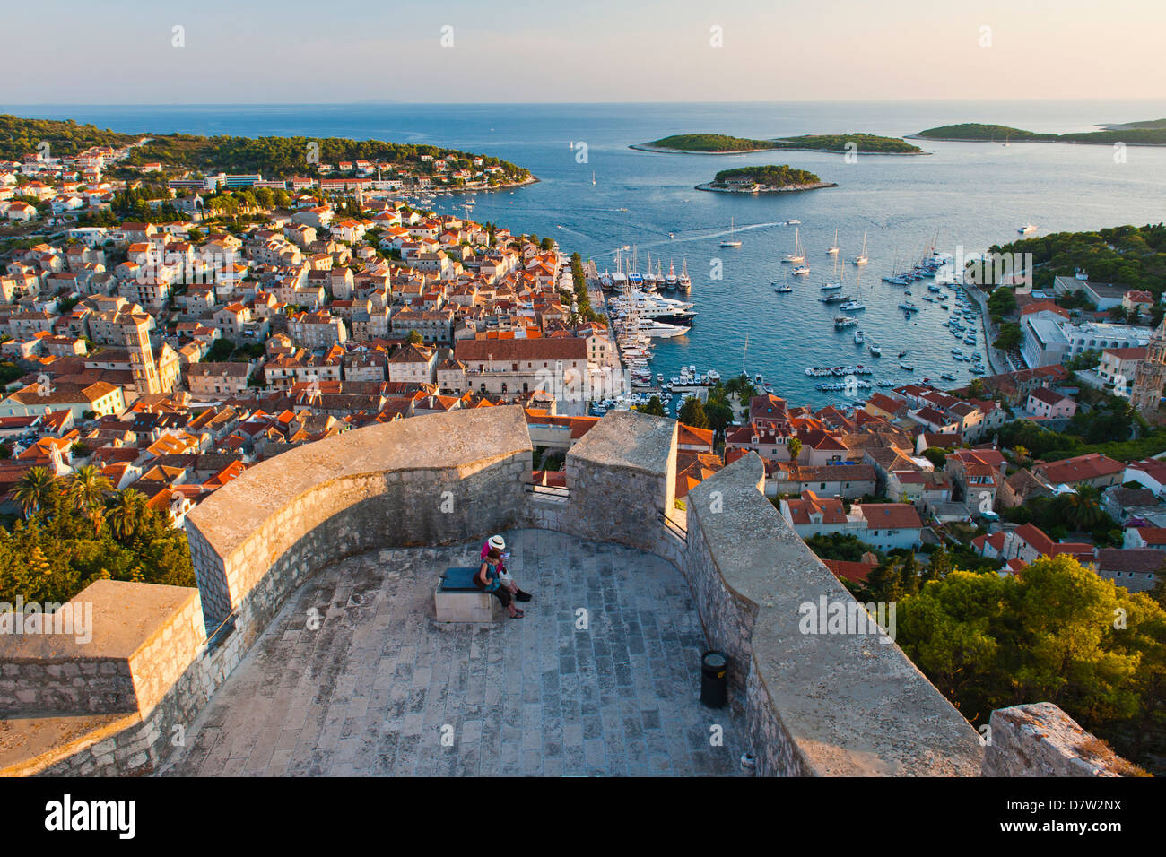 Stadt Hvar und Touristen in Hvar spanische Festung (Fortica) bei Sonnenuntergang, Insel Hvar, Dalmatien, Adria, Kroatien Stockfoto