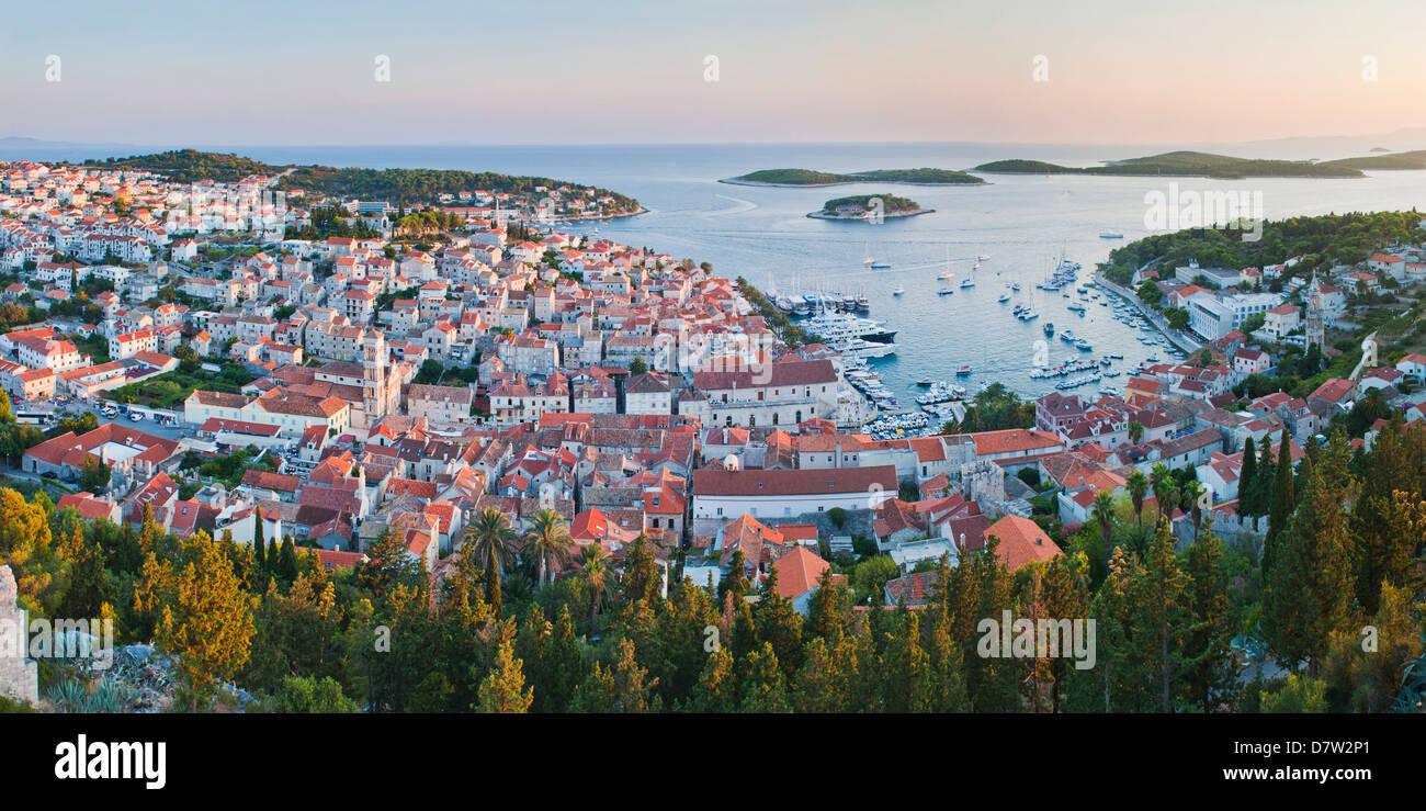 Hvar Stadt bei Sonnenuntergang vom spanischen Festung (Fortica), Insel Hvar, Dalmatien, Adria, Kroatien Stockfoto