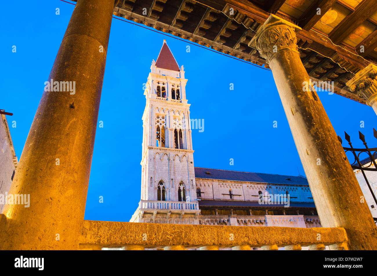 St.-Laurentius-Kathedrale (Katedrala Sv. Lovre) in der Nacht, Trogir, UNESCO-Weltkulturerbe, Dalmatien, Kroatien Stockfoto