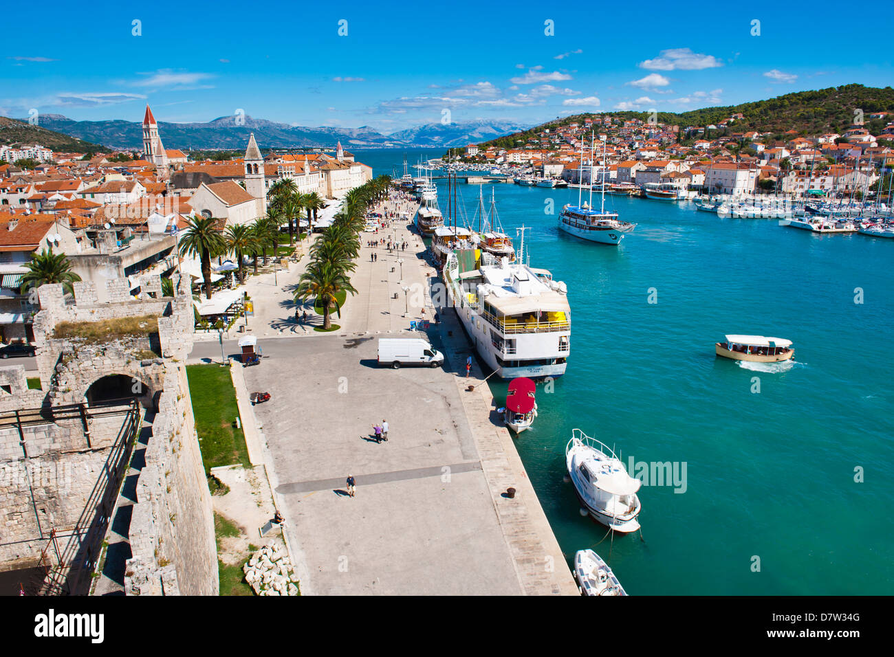 Trogir Wasser, Obala Bana Berislavica, Trogir, UNESCO-Weltkulturerbe, Dalmatien, Adria, Kroatien Stockfoto
