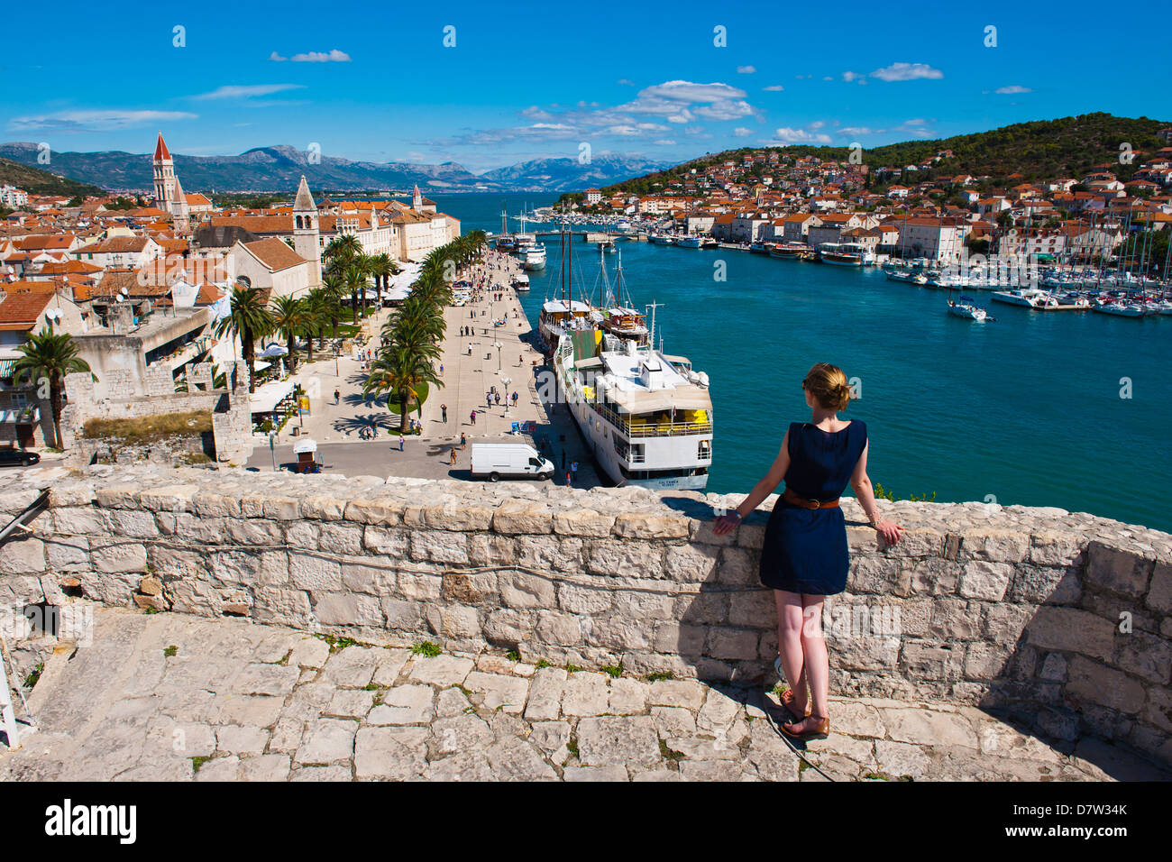 Touristen genießen Sie den Blick von Festung Kamerlengo in Trogir Wasser, Trogir, UNESCO-Weltkulturerbe, Adria, Kroatien Stockfoto