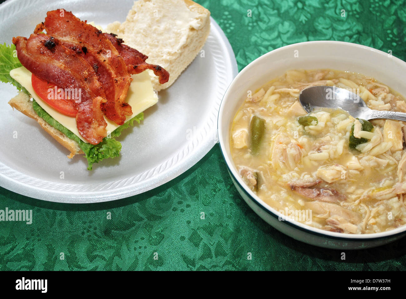 Huhn-Reis-Suppe mit ein BLT-Sandwich Stockfoto