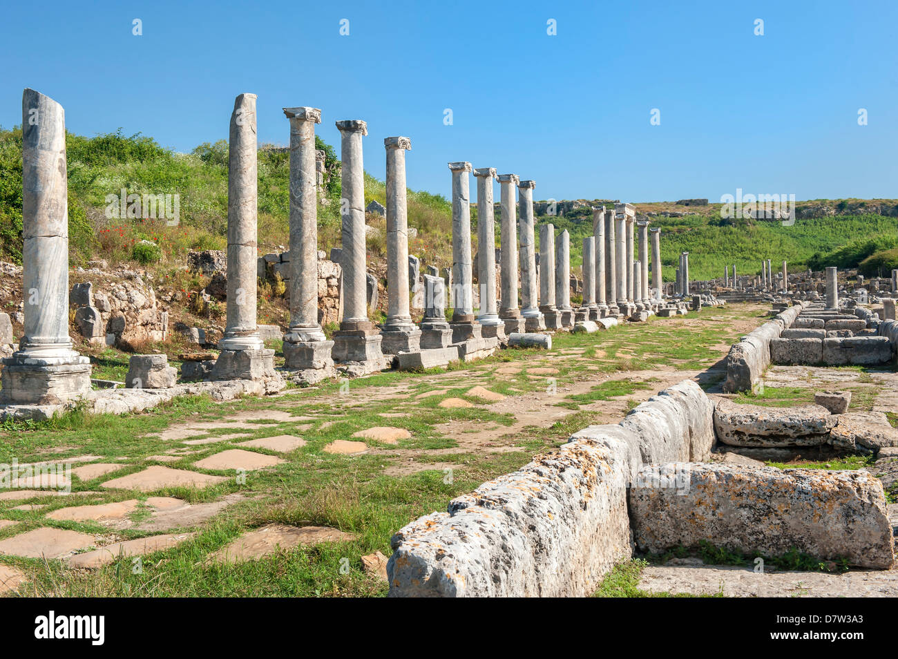 Columned Straße führt zum Nymphäum (Brunnen), Perge, Antalya, Anatolien, Türkei Minor Stockfoto