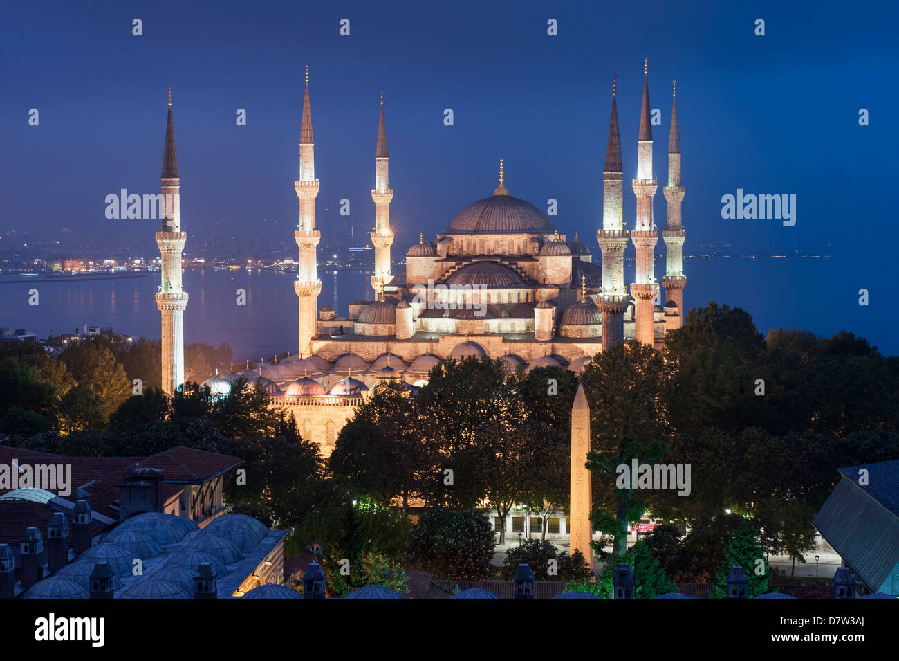 Sultan-Ahmet-Moschee (blaue Moschee) in der Dämmerung, Istanbul, Türkei Stockfoto