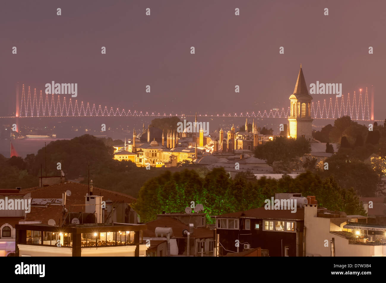 Topkapi-Palast und die Bosporus-Brücke in der Nacht, Istanbul, Türkei Stockfoto