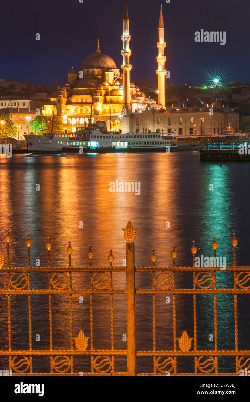 Yeni Cami (neue Moschee) in der Nacht, Altstadt von Istanbul, Türkei Stockfoto