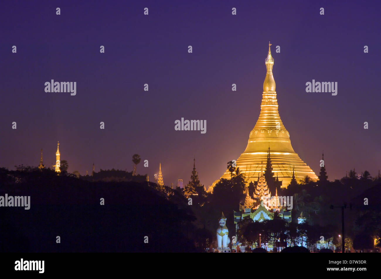 Goldene Stupa vor Sonnenaufgang, Shwedagon-Pagode, Rangun (Yangon), Burma (Myanmar) Stockfoto