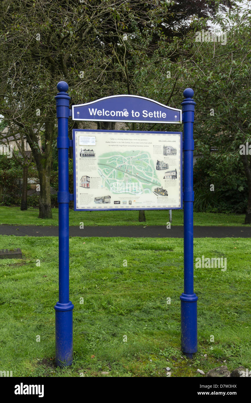 Willkommen Zeichen und touristische Information Board zum Nächsten zu einem Parkplatz in der Nähe des Stadtzentrums in Settle beizulegen, North Yorkshire. Stockfoto