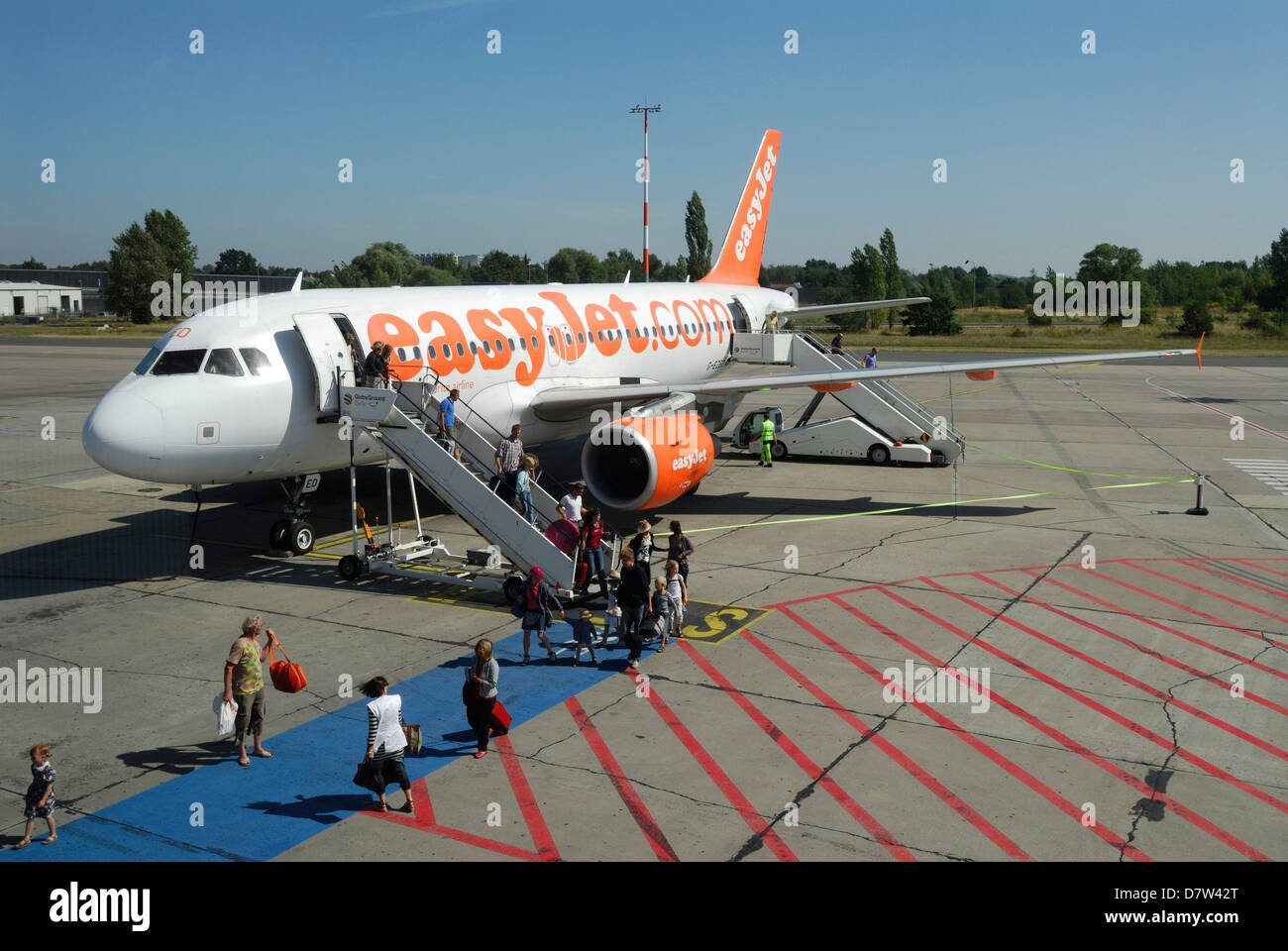 Die Passagiere aussteigen Easyjet Flug am Flughafen Berlin Schönefeld. Stockfoto