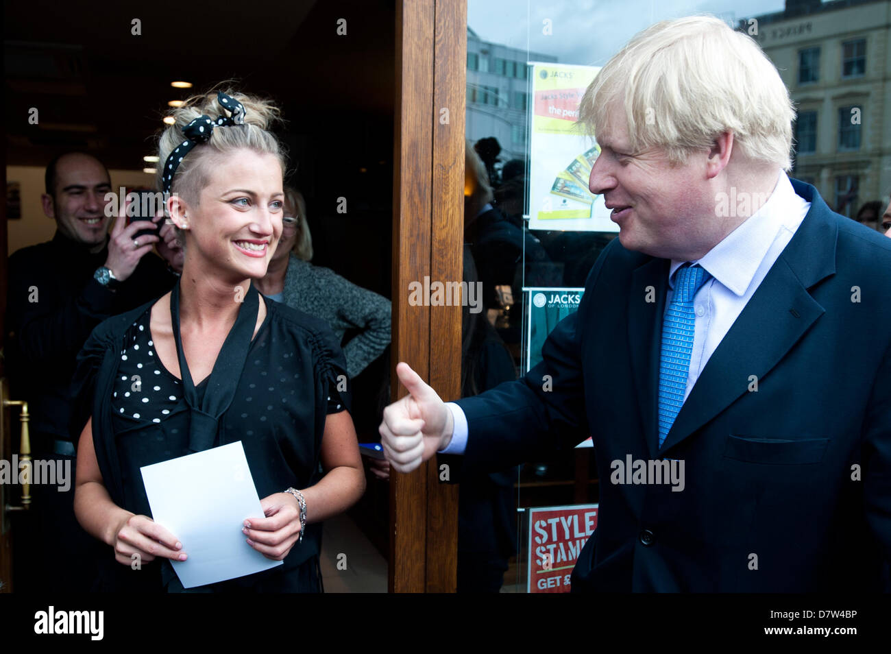 London, UK - 14. Mai 2013: der Bürgermeister von London, Boris Johnson, führt einen kurzen Rundgang um Wimbledon High Street, lokale Leute zu treffen, da er hilft, eine öffentliche Konsultation zur vorgeschlagenen Routen für Crossrail 2 zu starten. Bildnachweis: Piero Cruciatti/Alamy Live-Nachrichten Stockfoto