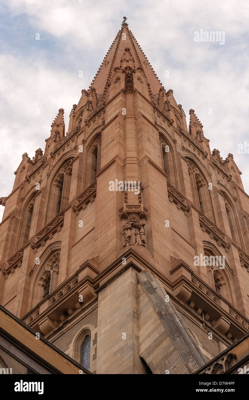 Eine beeindruckende Turm an der Südwestecke von Str. Pauls anglikanische Kathedrale in der Innenstadt von Melbourne, Australien. Stockfoto