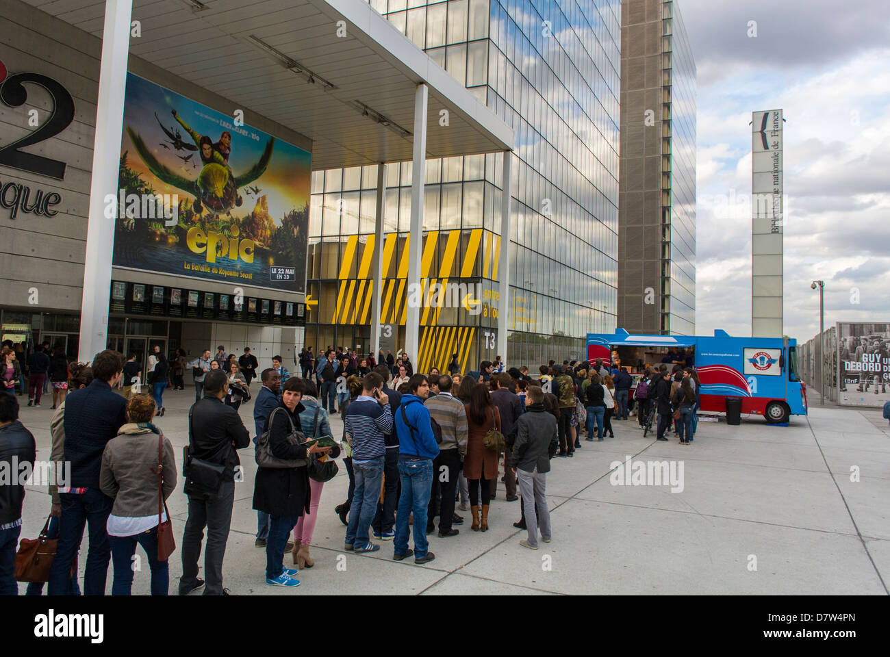 Paris, Frankreich, Menschenmenge vor dem Food Truck in Bercy, Kino Bibliothèque, Crowdscene Teens Street Stockfoto