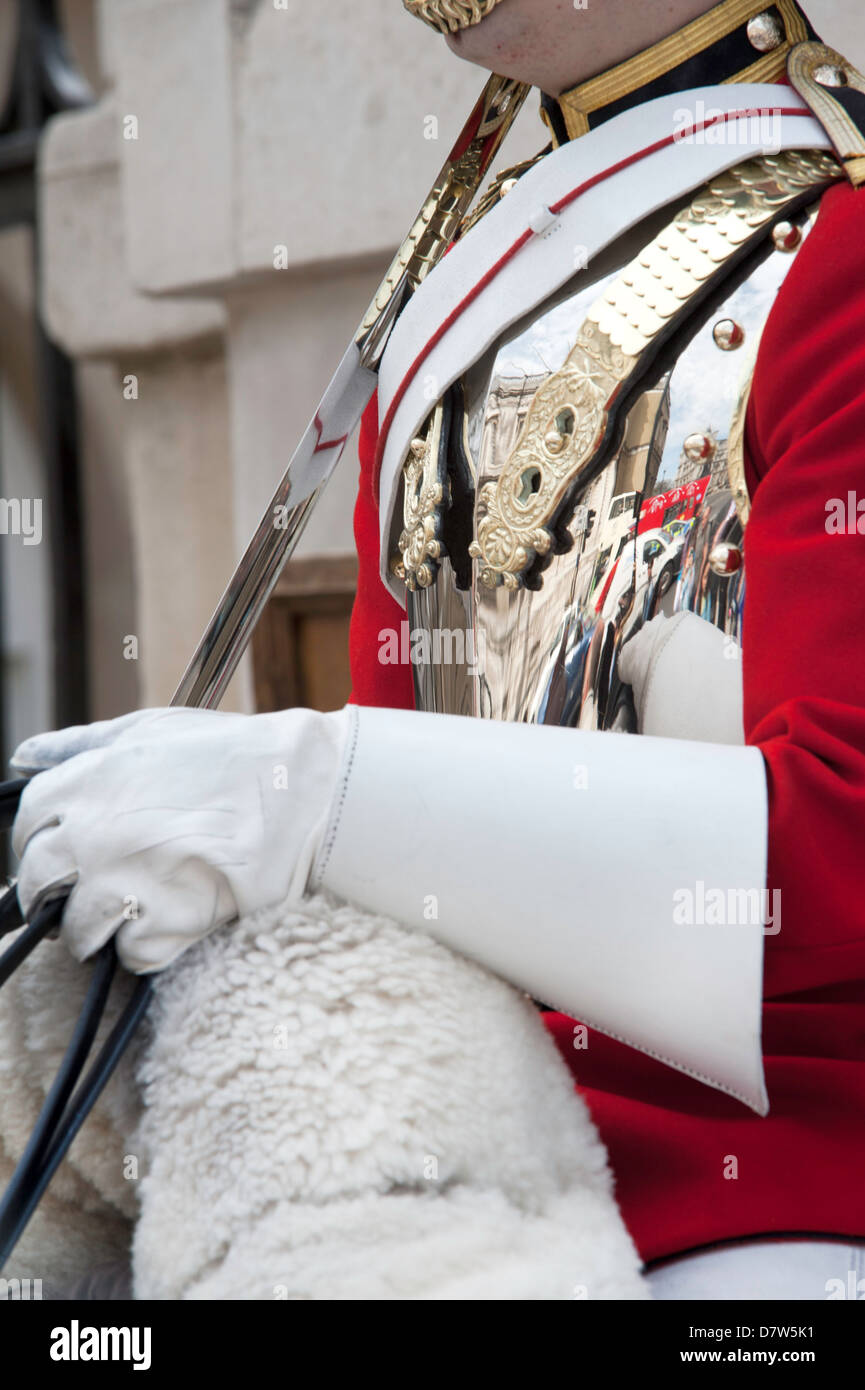 Nahaufnahme der Reflexionen in einem Coldstream Guardsmans Brustpanzer während des Horse Guard in London Stockfoto