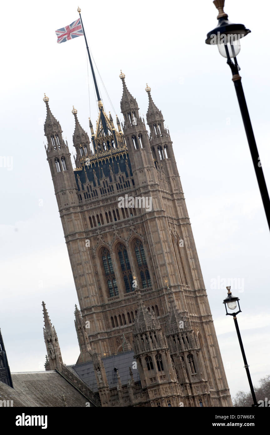 Blick auf Victoria Tower in London mit Union Jack-Flagge Stockfoto