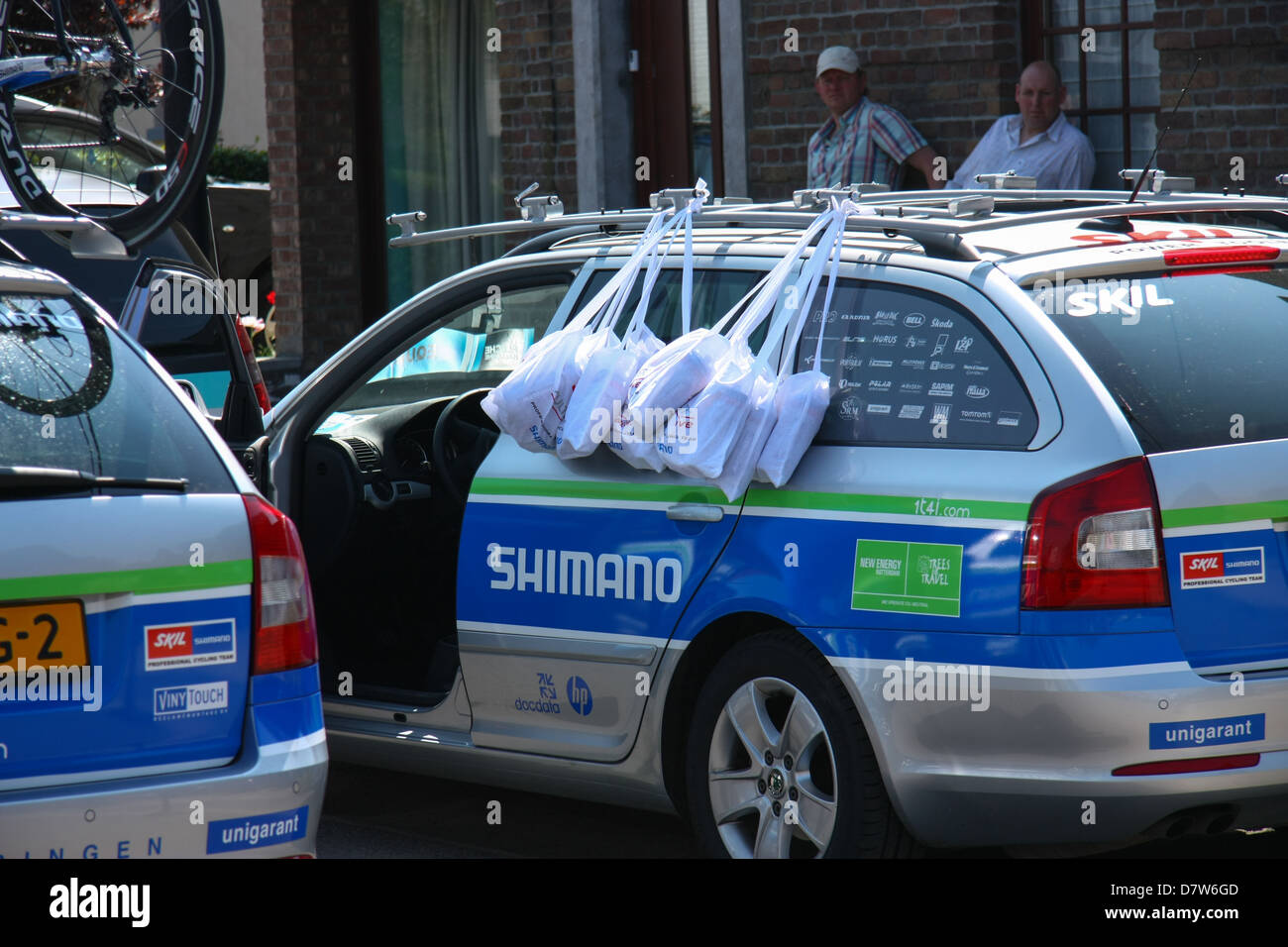 Fertigkeit Shimano Team Auto mit Ravitaillement Taschen hängen an der Tür, um Unterstützung für den Fahrer bereit. Fleche Wallonne Rennen. Stockfoto