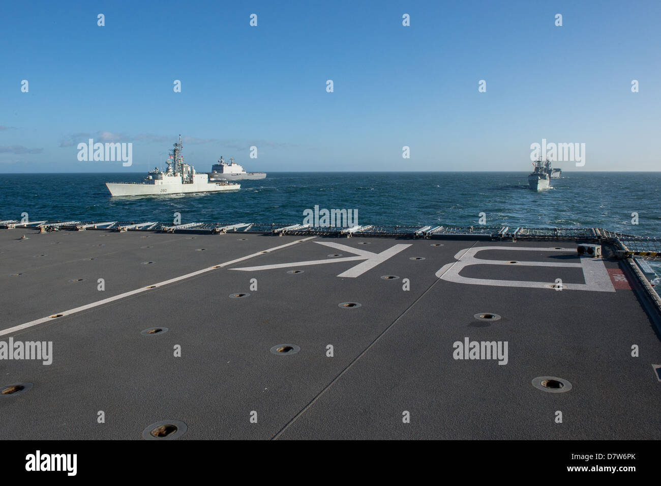NATO Kriegsschiffe (l/r) HMCS St. John, HMLMS Rotterdam, HMCS Iroquois, HMS Illustrious, von HMS Bulwark gesehen. Stockfoto