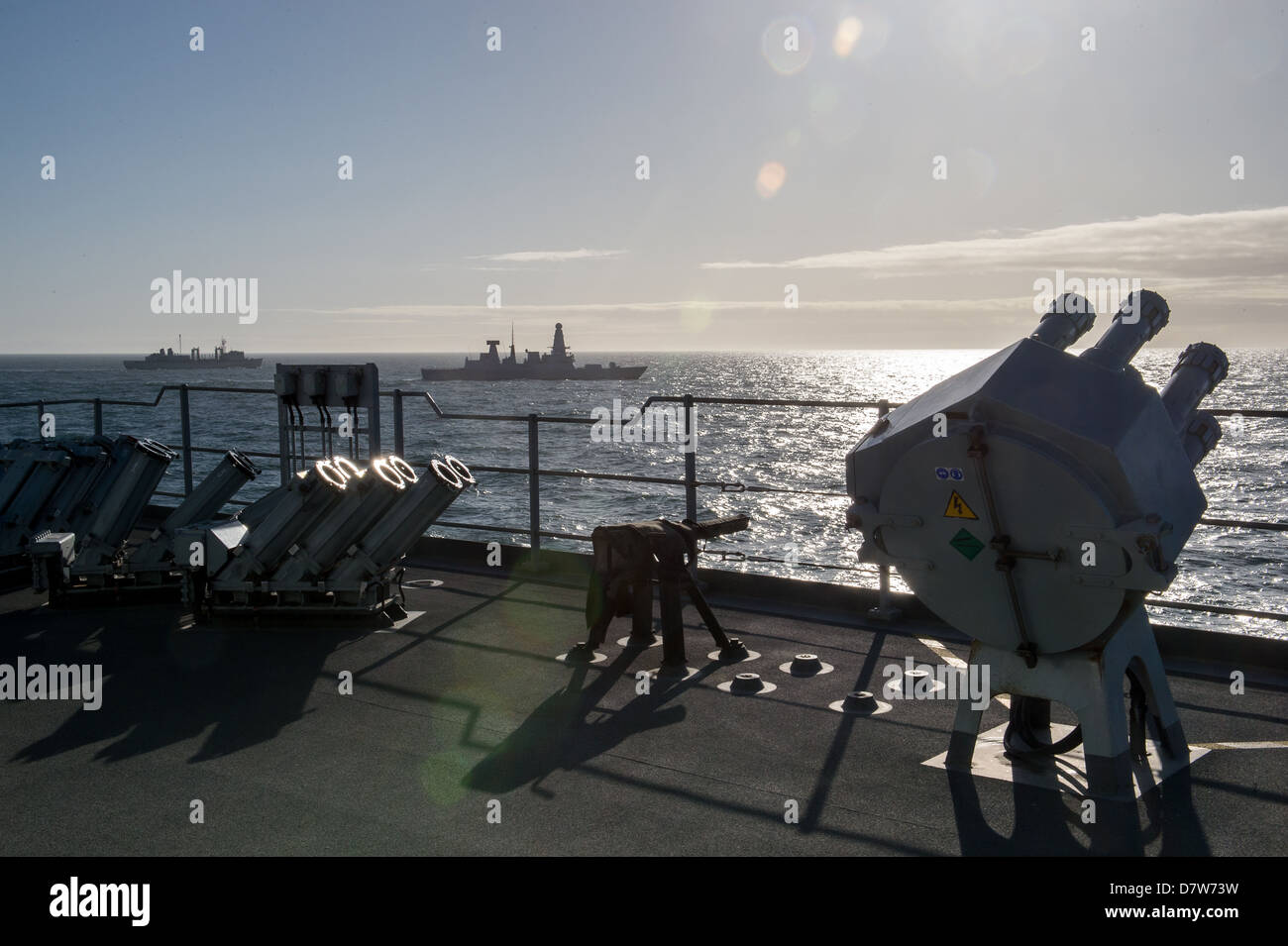 HMCS Preserver (links) und HMS Diamond (rechts) auf dem Meer auf der Suche hinter dem Hafen, Spreu und Decoy Raketen an Bord HMS Bulwark. Stockfoto