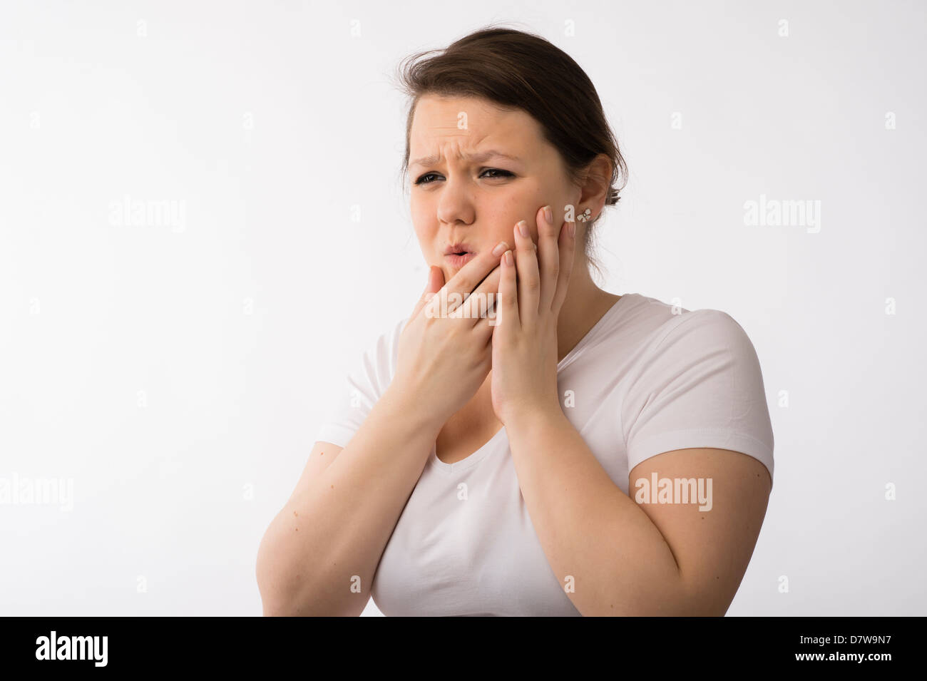 Eine junge Brünette Teenager kaukasischen Mädchen Mund Schmerzen Zahnschmerzen Wunden Zahnfleisch leiden Stockfoto