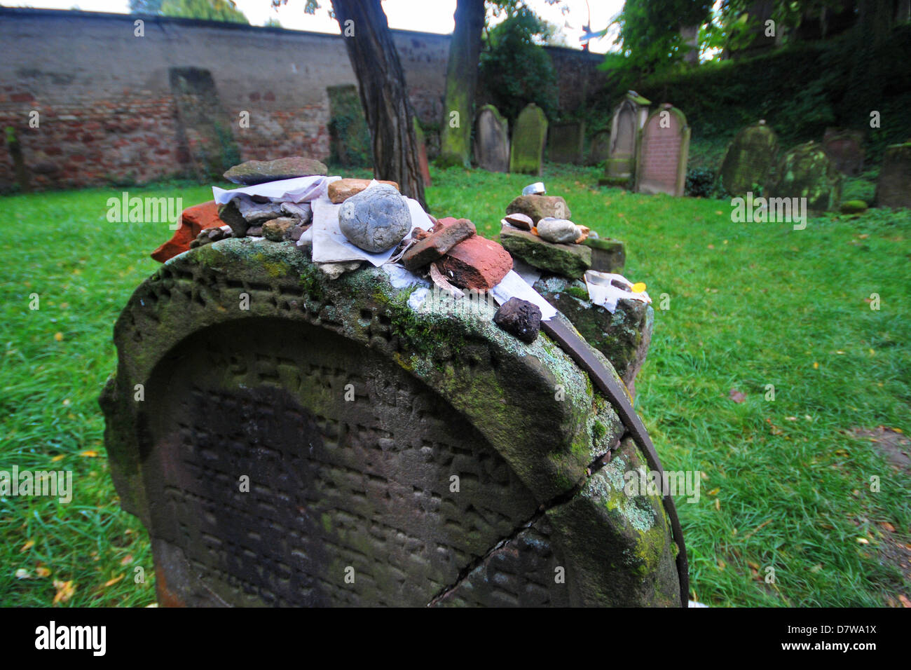 Steinen und Gebete platziert auf einem jüdischen Grab eines weisen Stockfoto