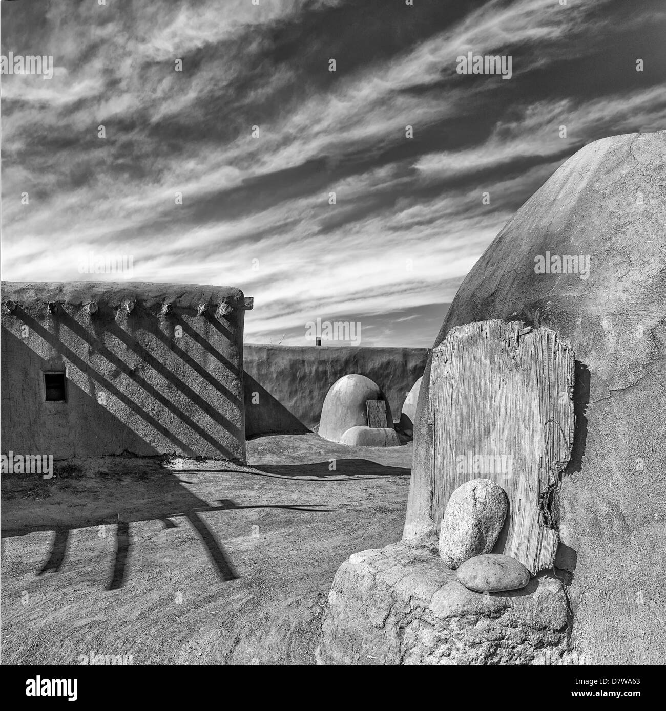 Bee Hive Brotbacköfen in Taos Pueblo, B&W im Stil von Ansel Adams, hoher Auflösung und sehr große Dateigröße. Stockfoto