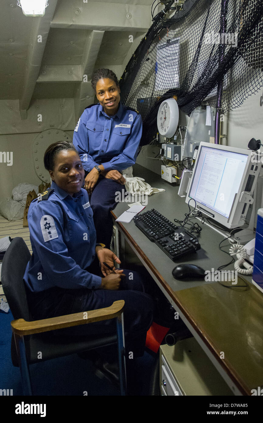 Logistik Matrosen an Bord HMS Bulwark Stockfoto