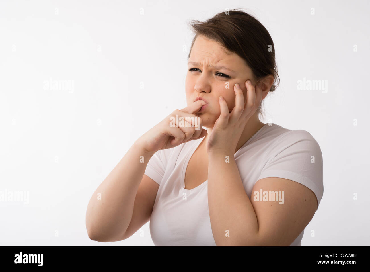 Eine junge Brünette Teenager kaukasischen Mädchen Mund Schmerzen Zahnschmerzen Wunden Zahnfleisch leiden Stockfoto