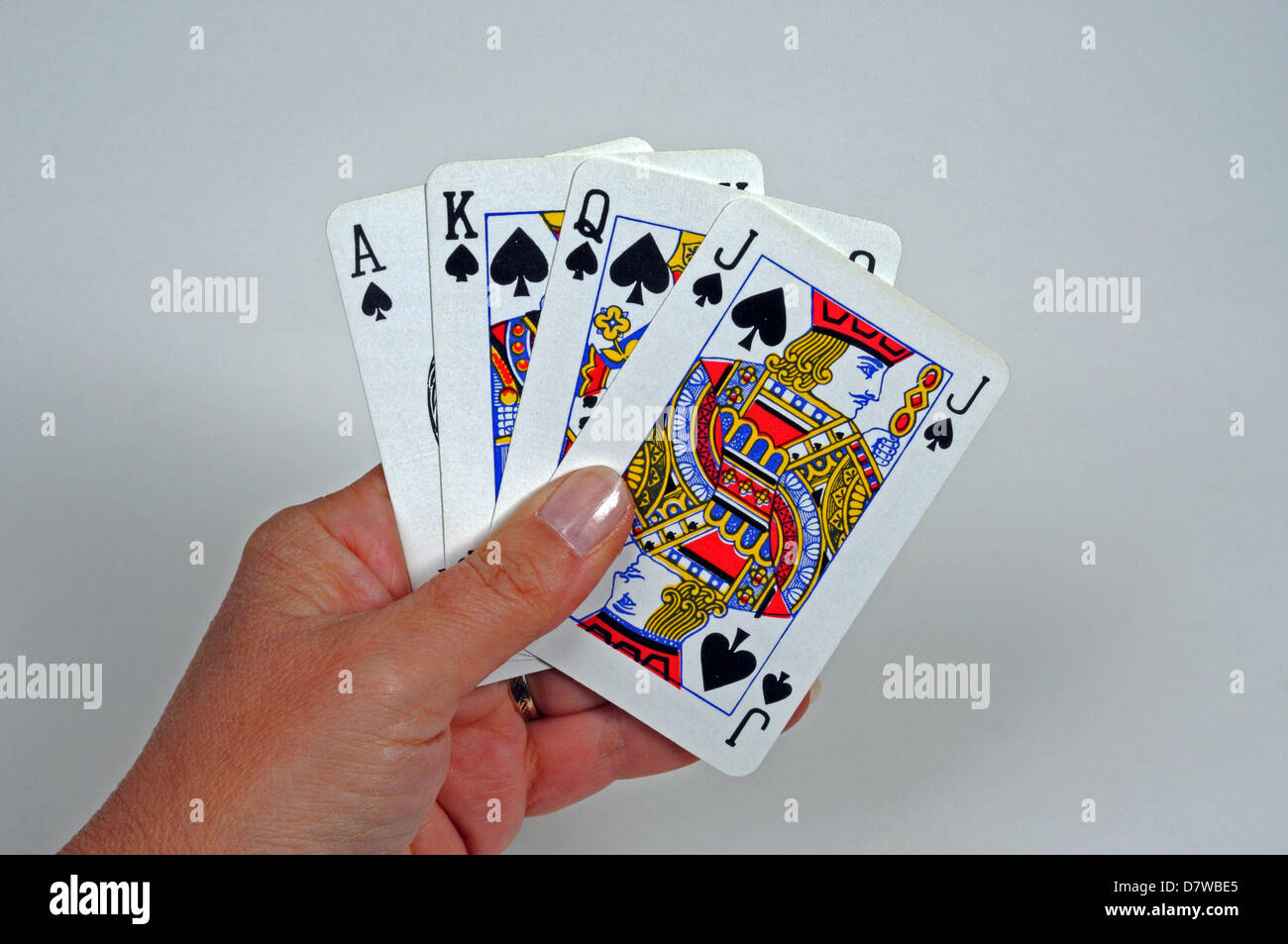 Frau mit Spielkarten in den Spaten-Anzug. Stockfoto