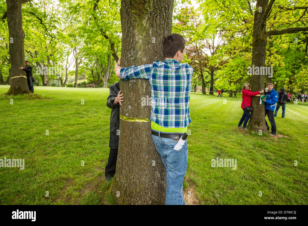Umarmen Sie einen Baum, Weltrekord. 848 Menschen umarmt einen Baum zur gleichen Zeit. Weltrekord für das Guinness-Buch der Rekorde. initiiert vom WWF. Stockfoto