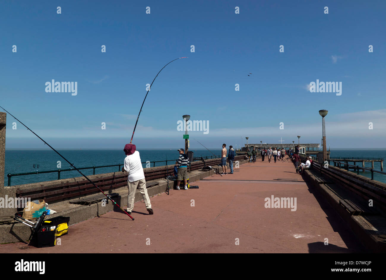 Fischer auf Deal Pier, Deal, Kent abketten. Stockfoto