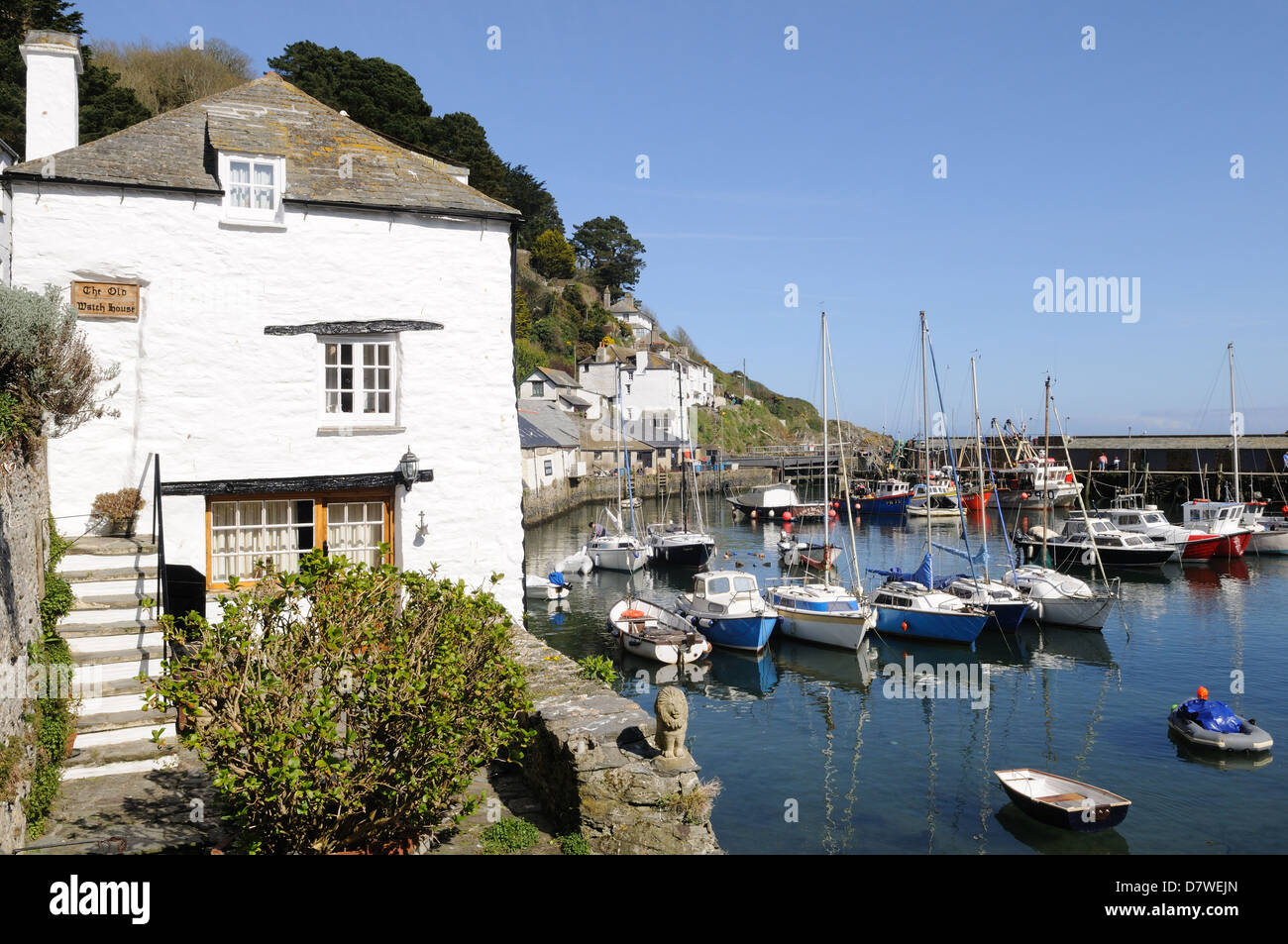 Hafen von Polperro und die alte Uhr Haus Cornwall England UK GB Stockfoto