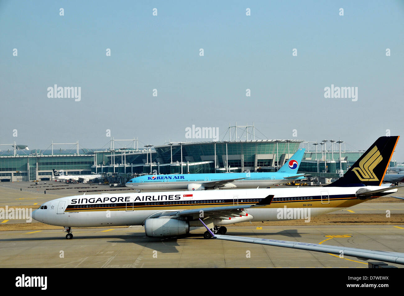 Airbus A 330-300 der Singapore Airlines und Boeing 777 der koreanischen Fluggesellschaften Incheon internationaler Flughafen Süd Korea Stockfoto