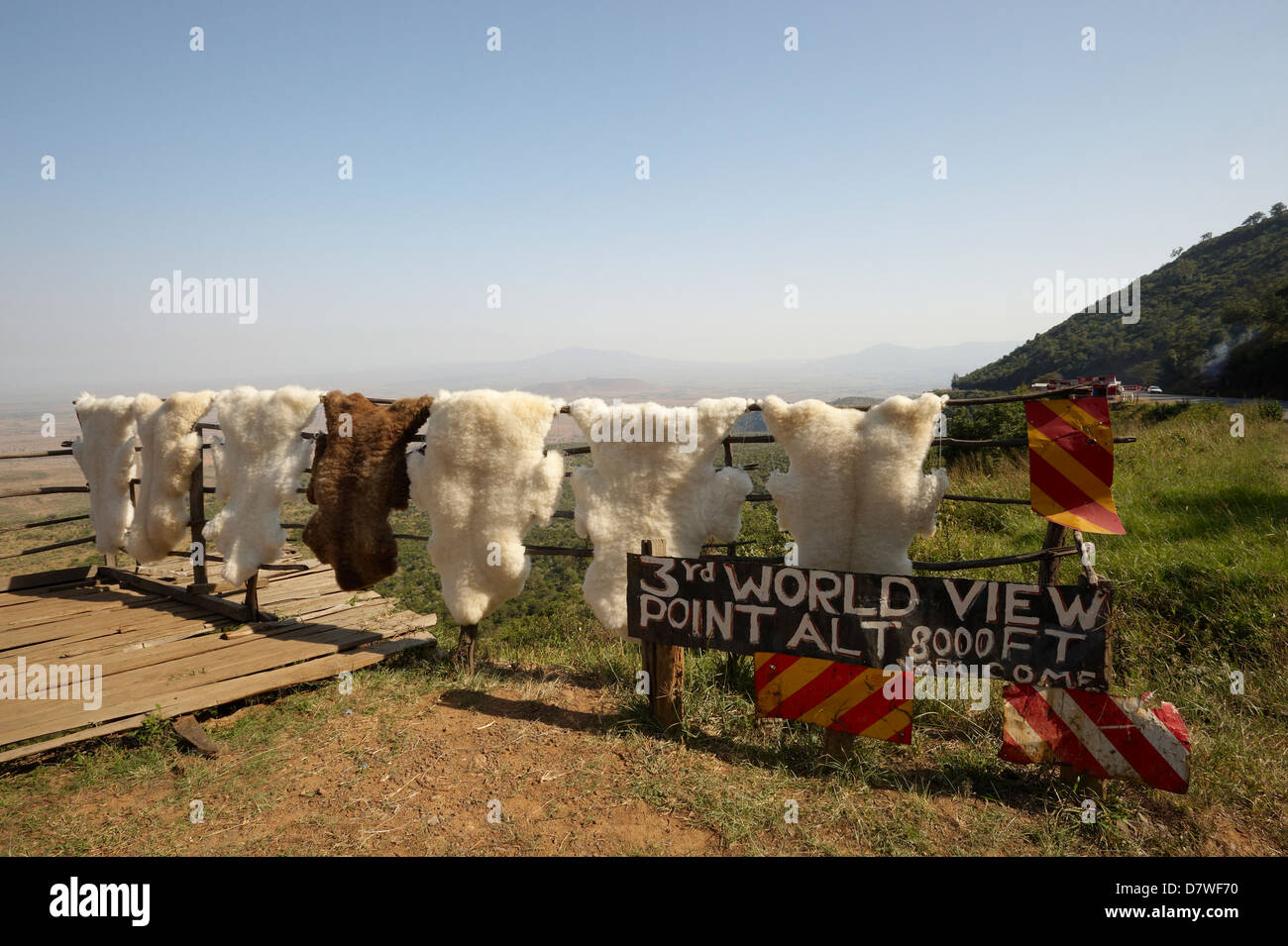 Schaffelle neben "Dritte Welt Aussichtspunkt" unterzeichnen, Mount Longonot Nationalpark, Nakuru, Kenia Stockfoto