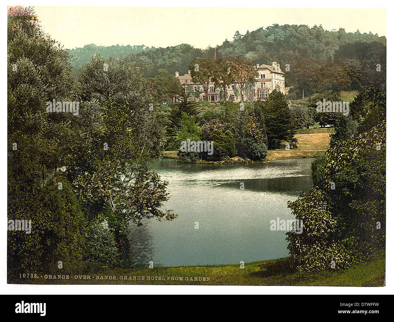 Dieses Bild aus der Library of Congress präsentiert ein Hotel aus den Gärten von Grange-over-Sands, England, das einen Einblick in die britische Freizeit und Gastfreundschaft des frühen 20. Jahrhunderts bietet. Stockfoto