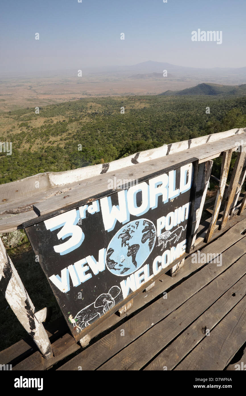 Drittwelt Aussichtspunkt "Zeichen mit dem Mount Longonot National Park in Ferne, Mount Longonot Nationalpark, Nakuru, Kenia Stockfoto