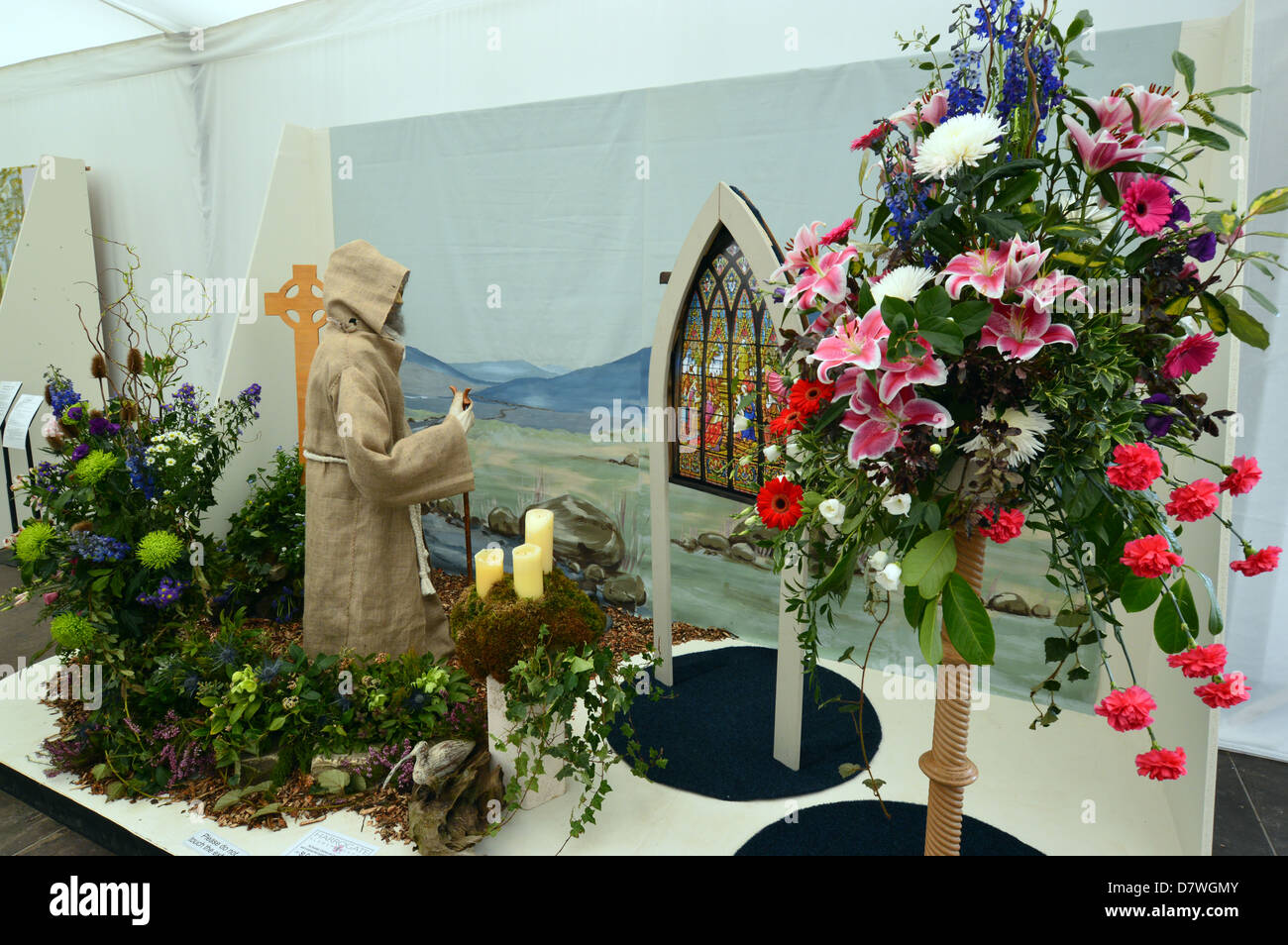 St. Cuthbert's Kunst Blütenpracht in Harrogate Spring Flower Show Yorkshire Kirche Stockfoto